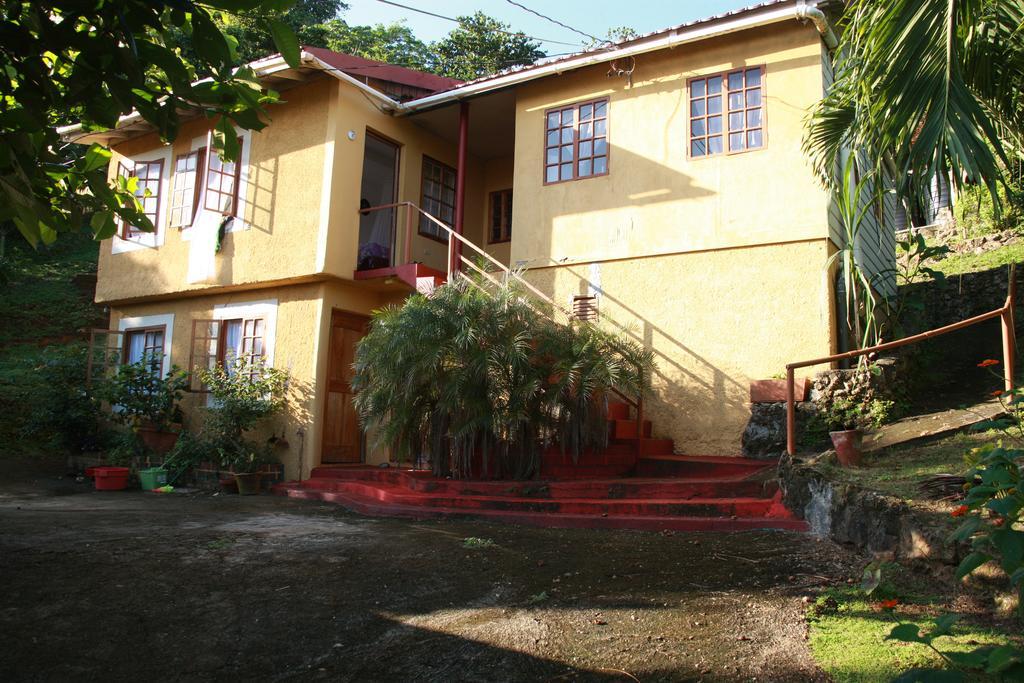 La Familia Guest House And Natural Farm Port Antonio Exterior foto